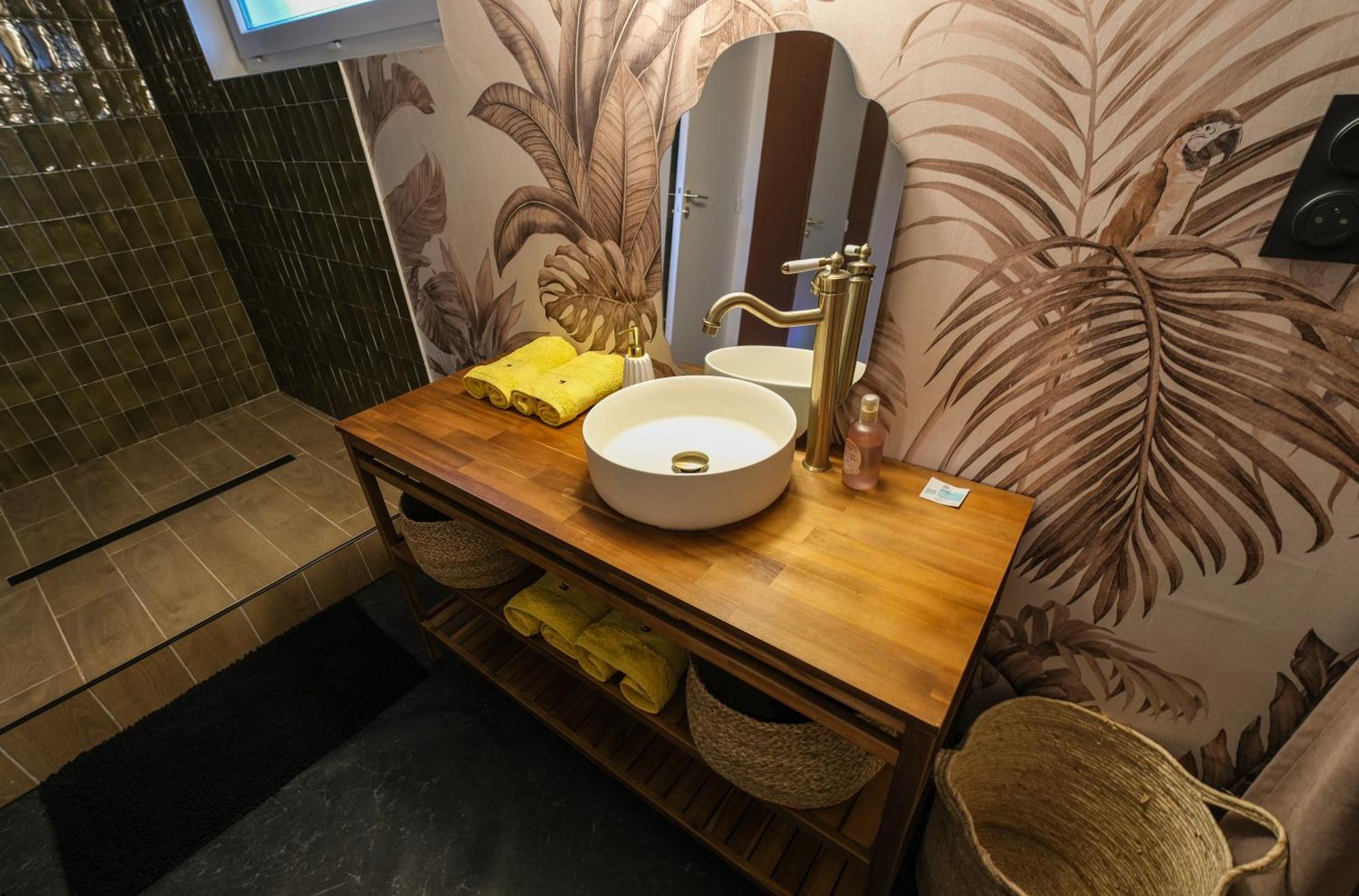 Maison Eliste - Love Gite Chic Avec Jacuzzi Interieur La Gacilly Luaran gambar